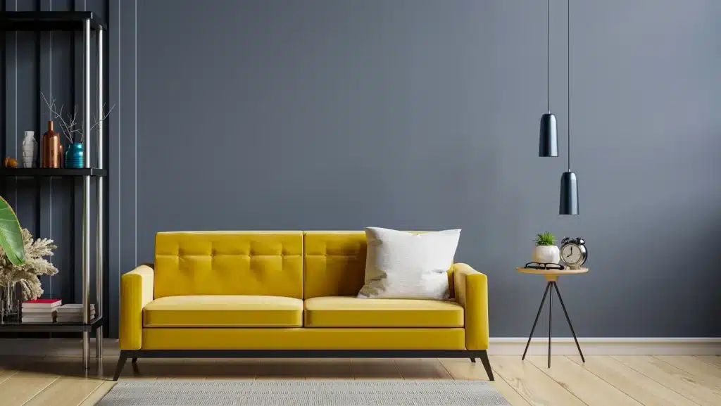 Canapé jaune vif : Idées déco salon moderne sur mur gris. Canapé moderne jaune vif sur mur gris foncé. Décoration intérieure avec étagère industrielle, table d'appoint, et luminaires suspendus.
